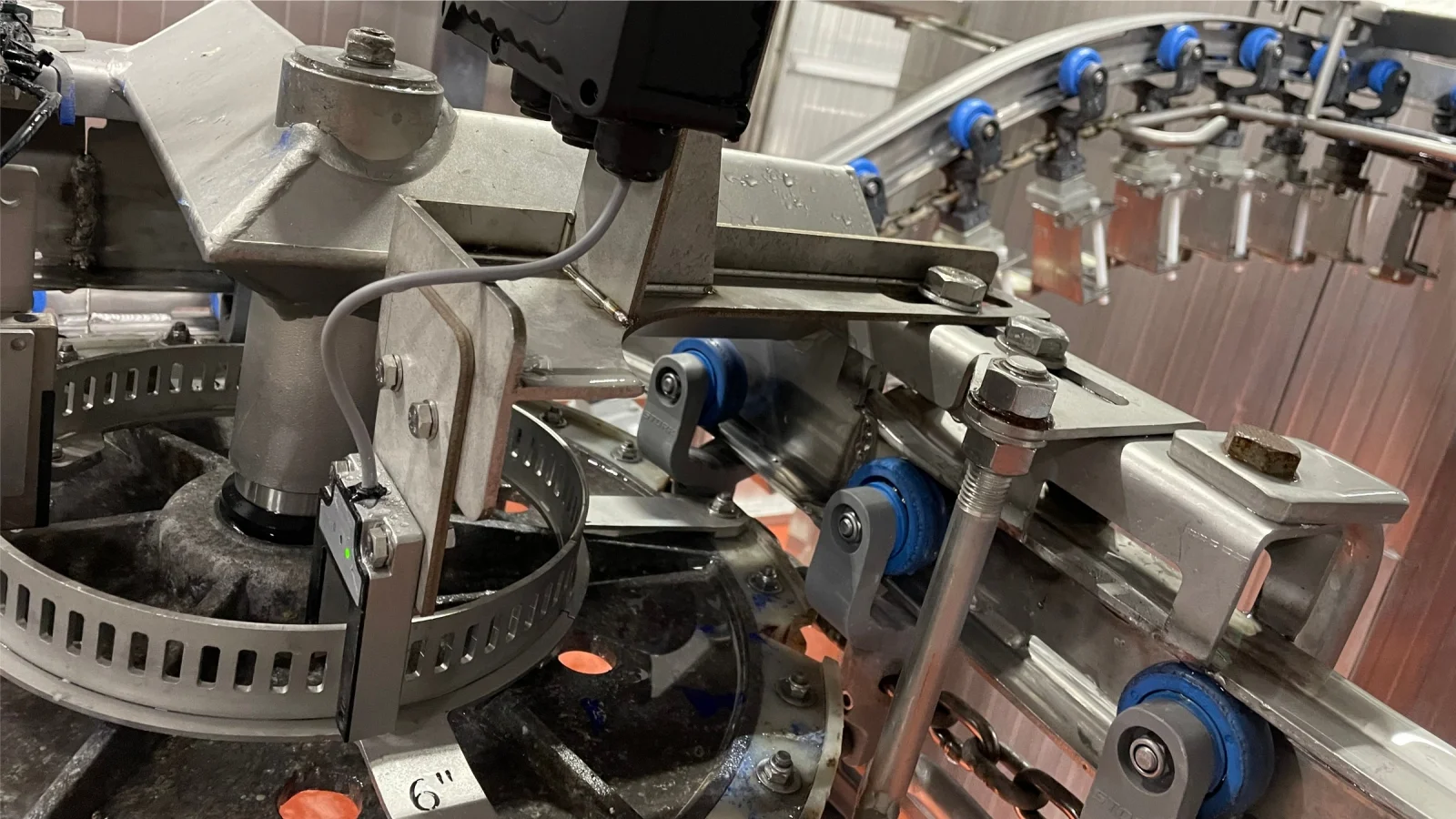 Узел тактов, интегрированный в подвесную конвейерную линию Marel на участке «ВКО»